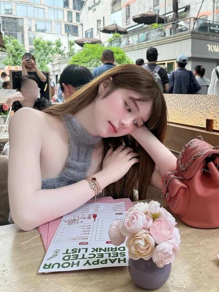 Gái xinh Hà Nội phong cách quyến rũ nhẹ nhàng