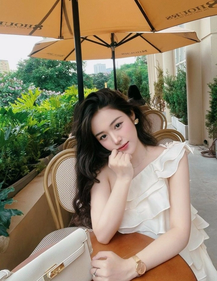 Gái xinh Hà Nội phong thái tự tin