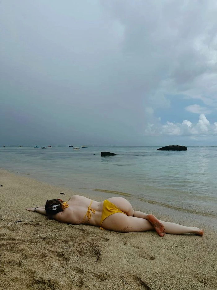 Gái xinh bikini mông to phong cách biển