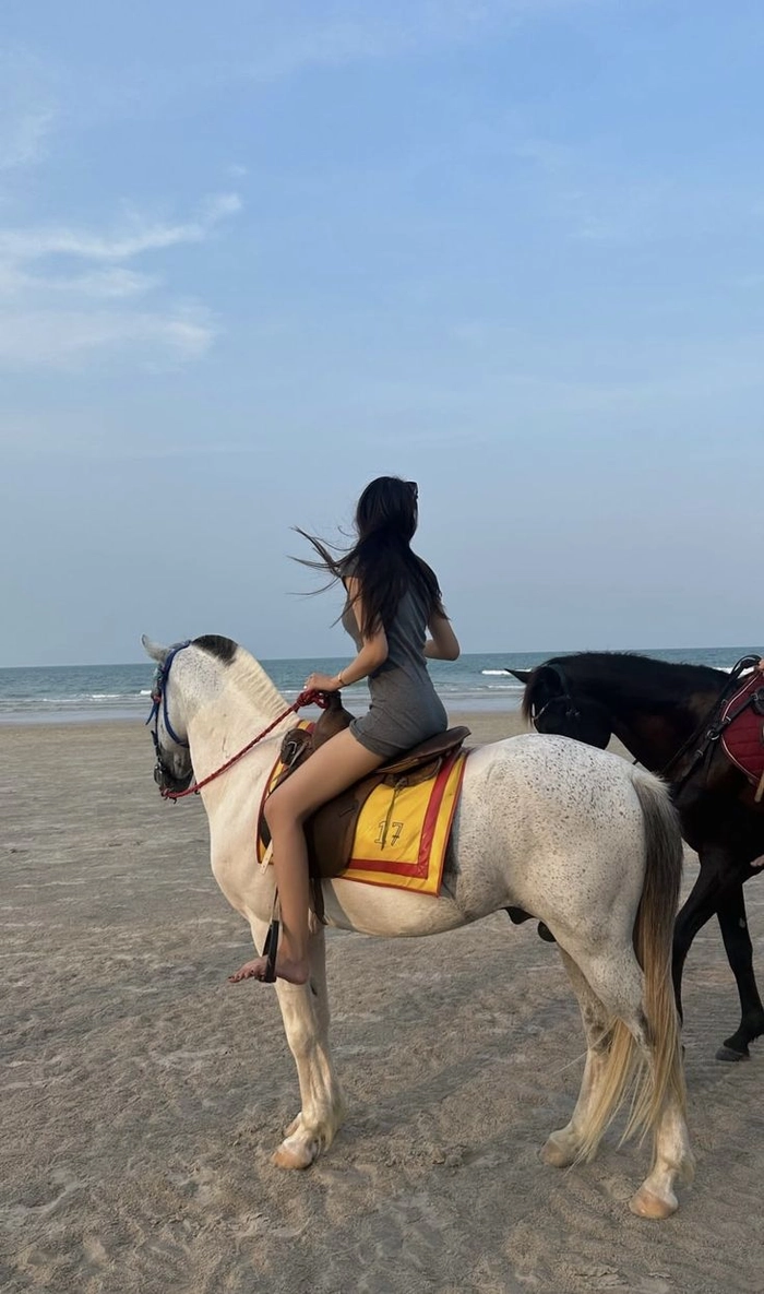 Gái xinh châu Âu cưỡi ngựa phong thái mạnh mẽ