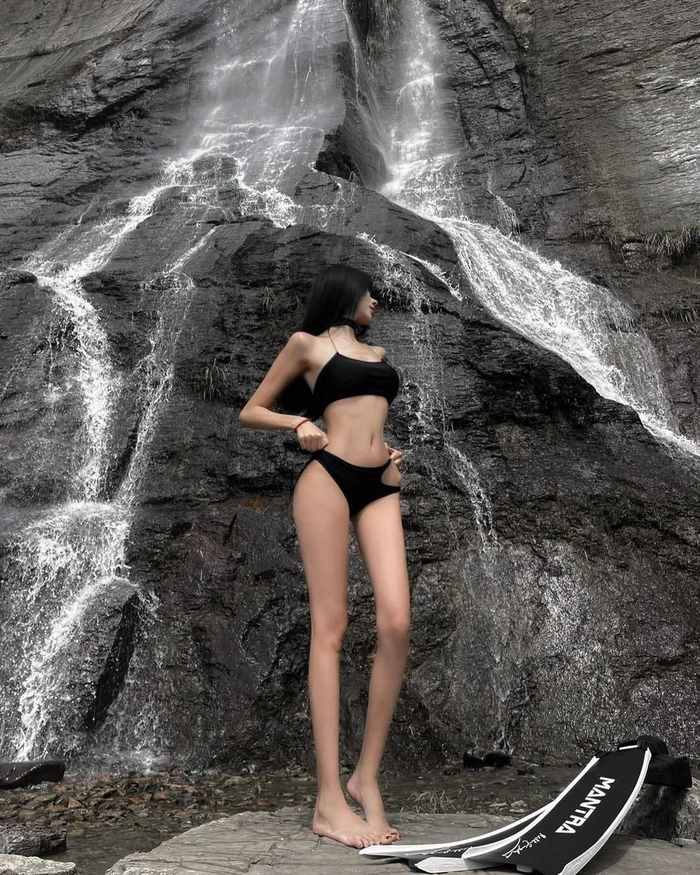 Gái xinh chụp dáng mặc bikini đầy năng lượng