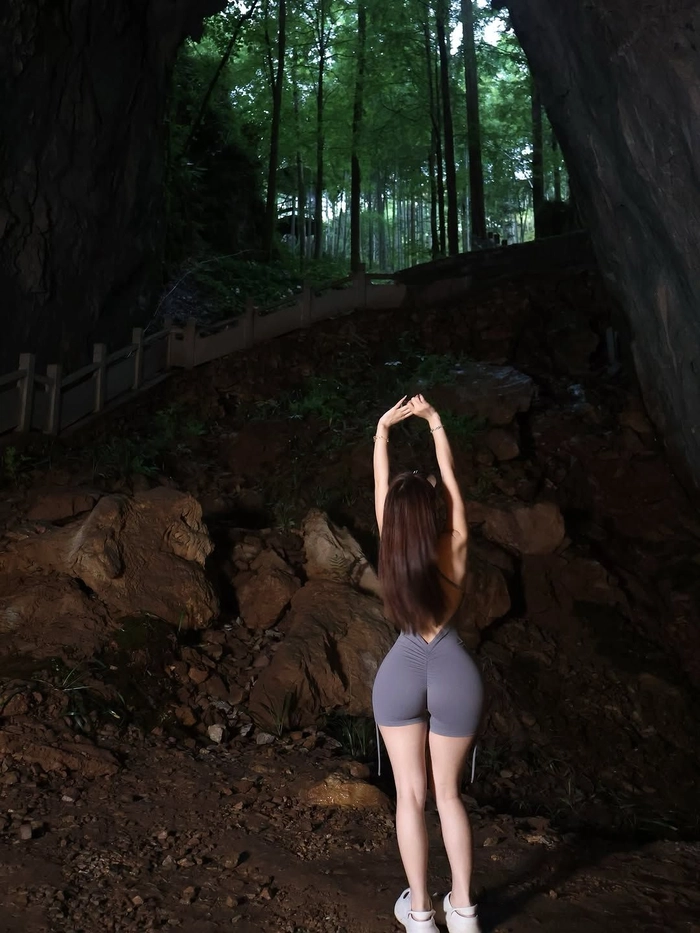 Gái xinh chụp dáng sau lưng đầy duyên dáng