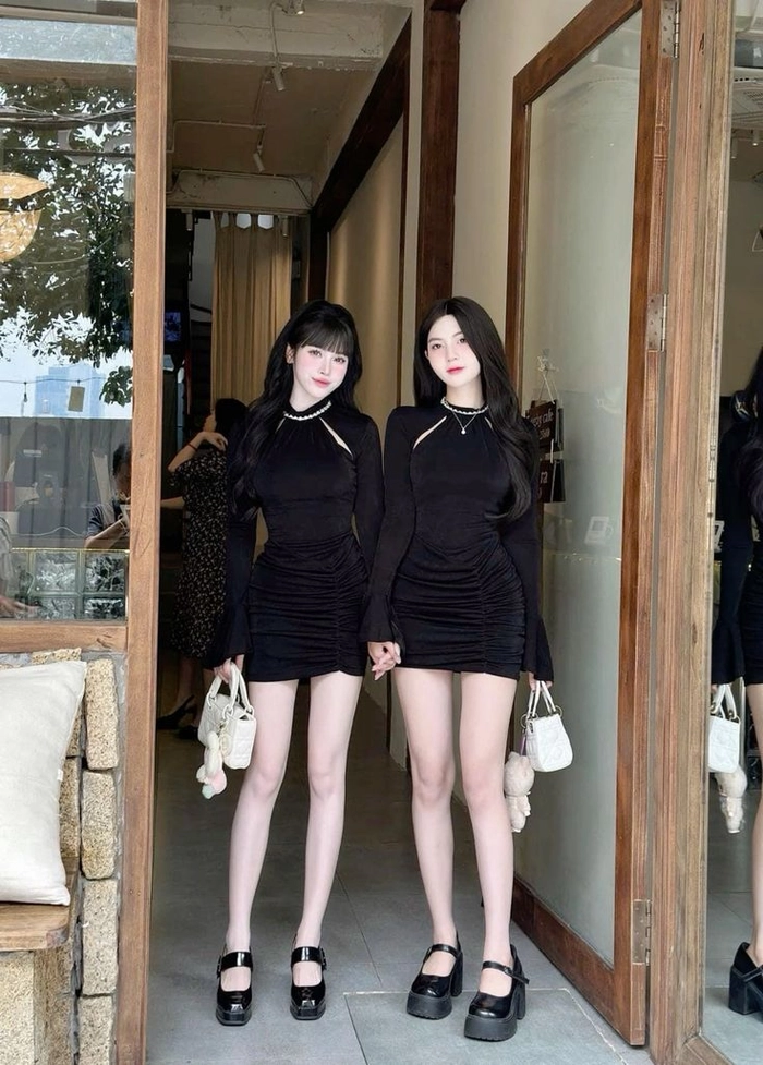 Gái xinh chụp dáng trước gương cuốn mắt