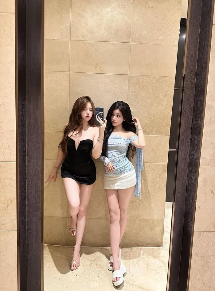 Gái xinh chụp hình trước gương nhẹ nhàng