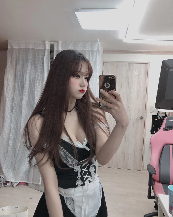 Gái xinh cosplay hầu gái phong thái tự tin