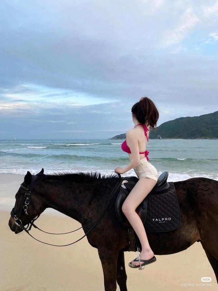 Gái xinh cưỡi ngựa mang cảm giác mạnh mẽ