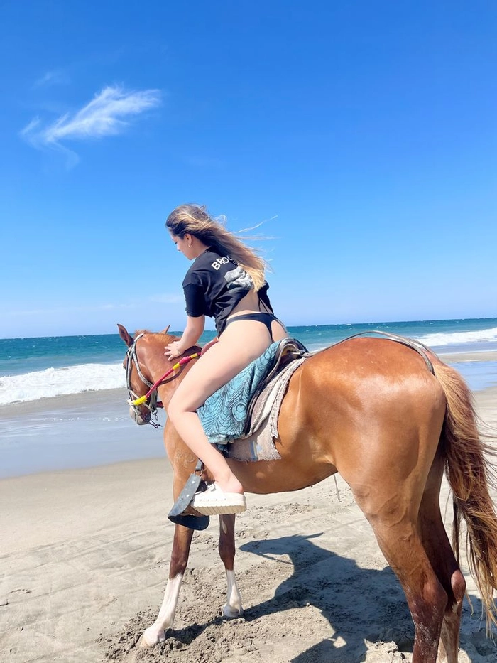 Gái xinh cưỡi ngựa sexy đầy năng lượng