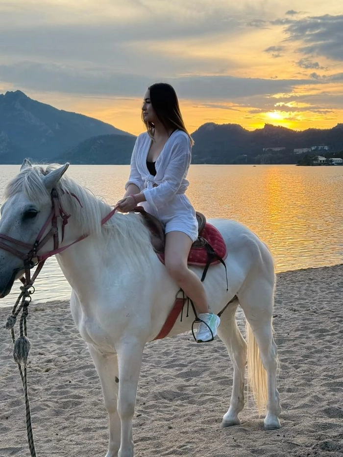 Gái xinh cưỡi ngựa sexy nhẹ nhàng