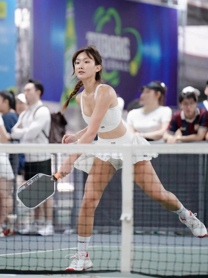 Gái xinh đánh pickleball đầy sức sống