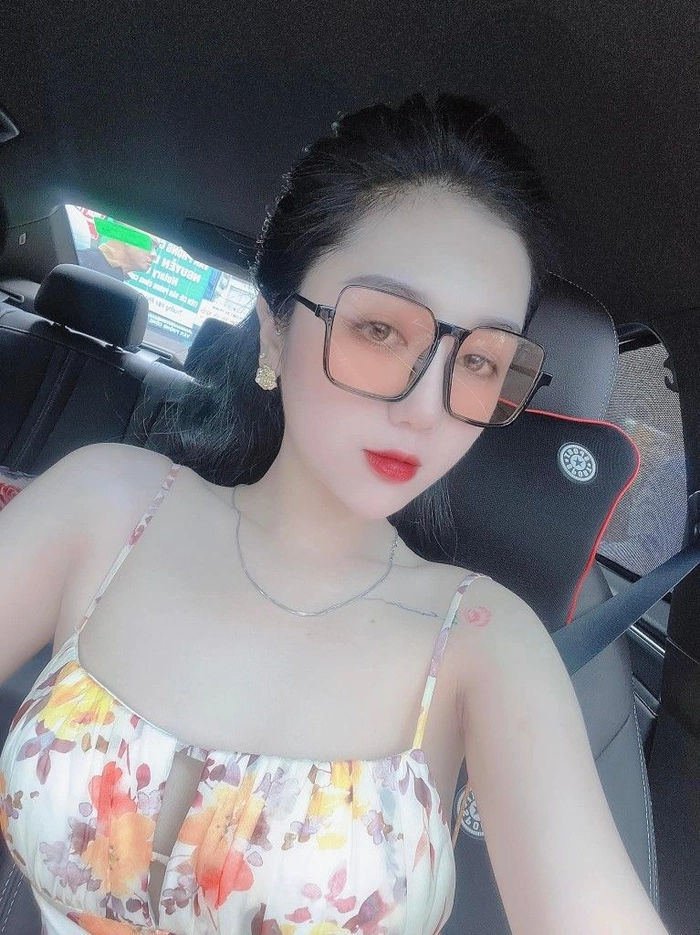 Gái xinh đeo kính râm phong cách thời trang