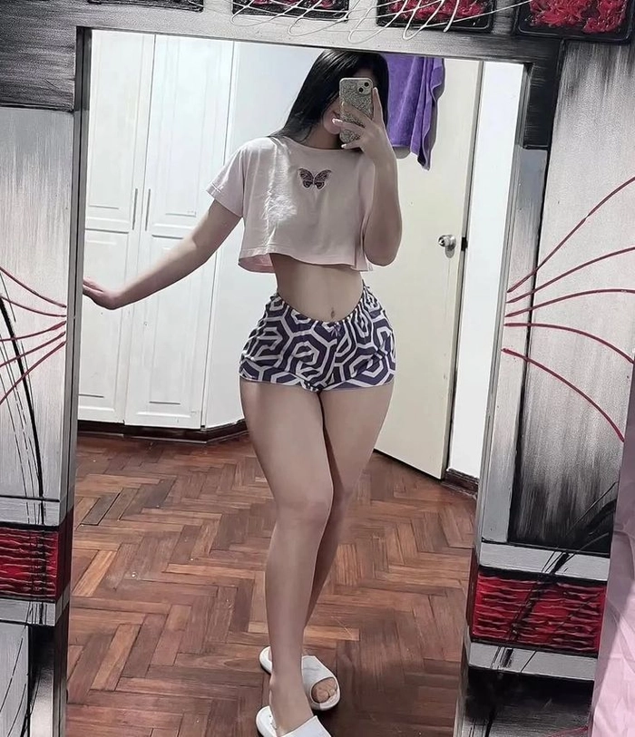 Gái xinh đùi to trắng phong cách