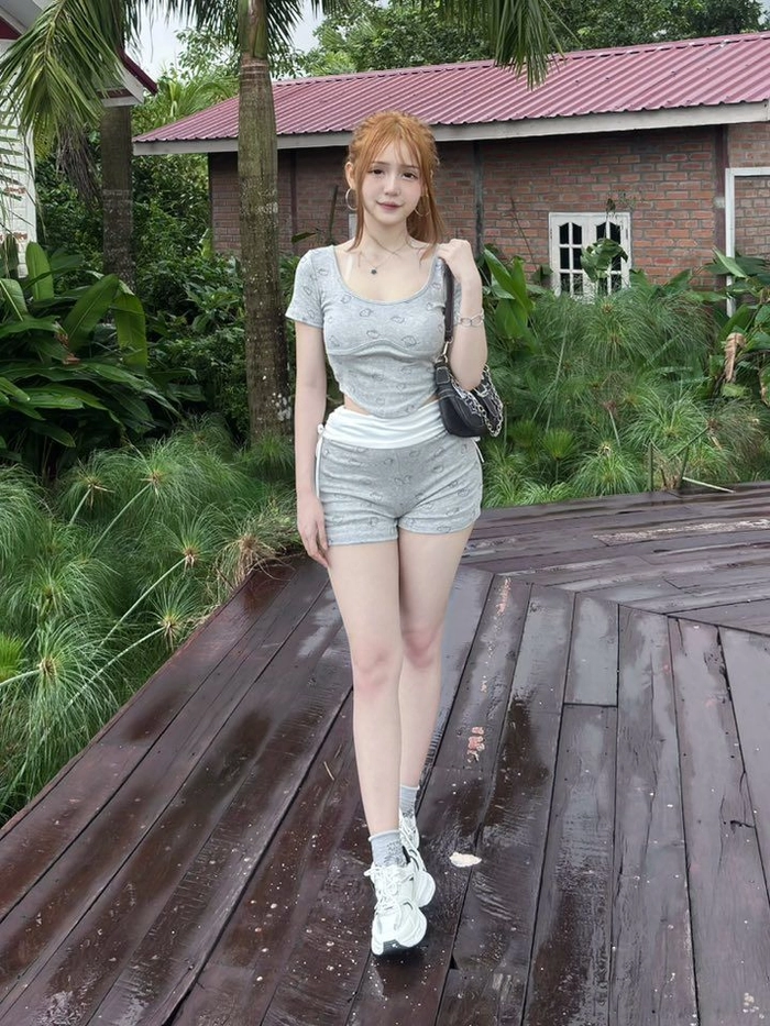 Gái xinh khoe body phong cách hot trend