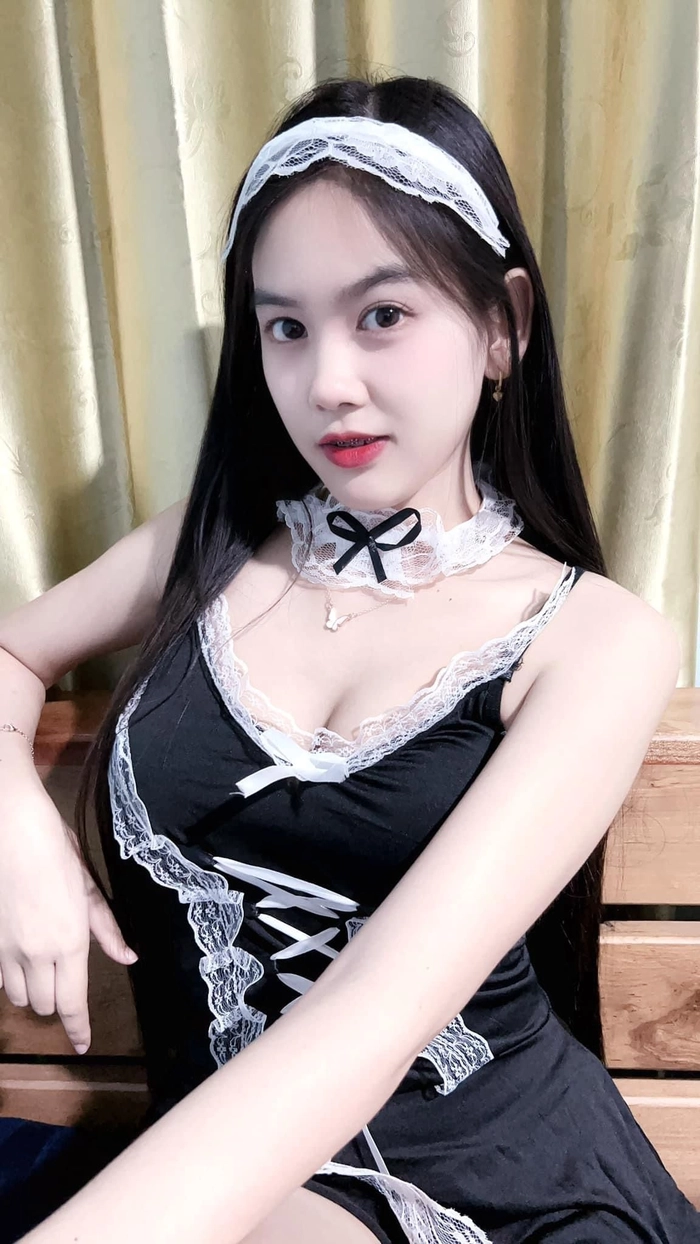 Gái xinh mặc đồ cosplay hầu gái cuốn hút