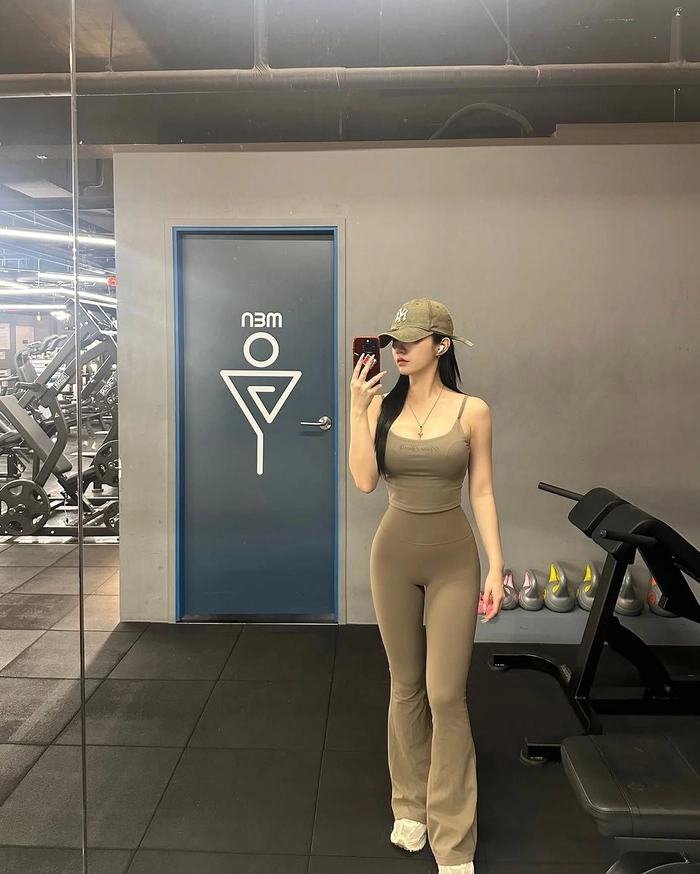 Gái xinh mặc quần leggings trẻ trung hiện đại