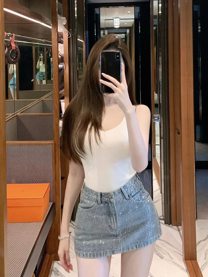 Gái xinh mặc quần ngắn nhảy TikTok trẻ trung