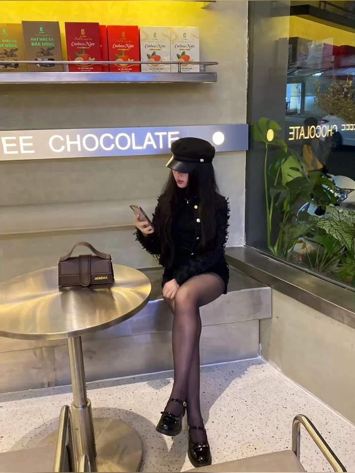 Gái xinh mặc quần tất tinh tế tự nhiên