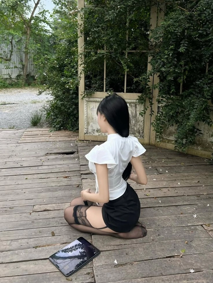 Gái xinh mặc quần tất trắng cuốn hút