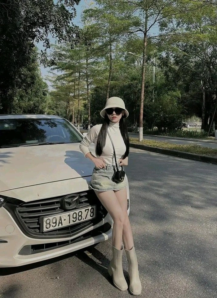 Gái xinh mặc quần thể thao ngắn hiện đại