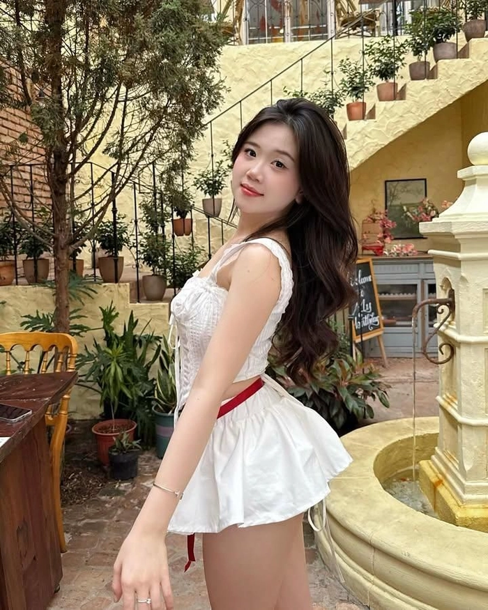 Gái xinh mới lớn mang vẻ đẹp tuổi trẻ