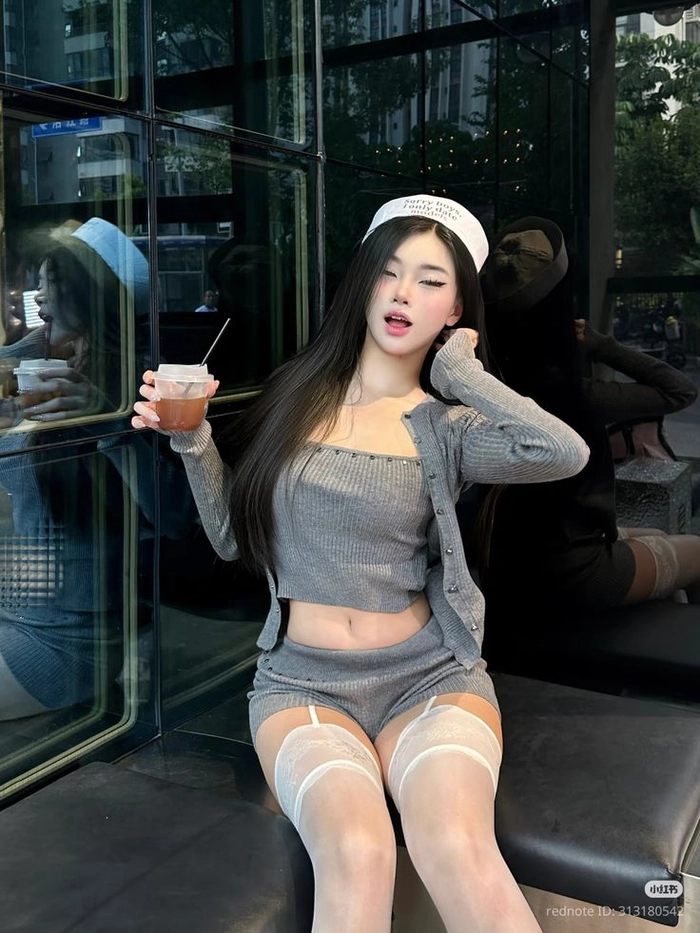 Gái xinh quần jean ngắn cuốn hút