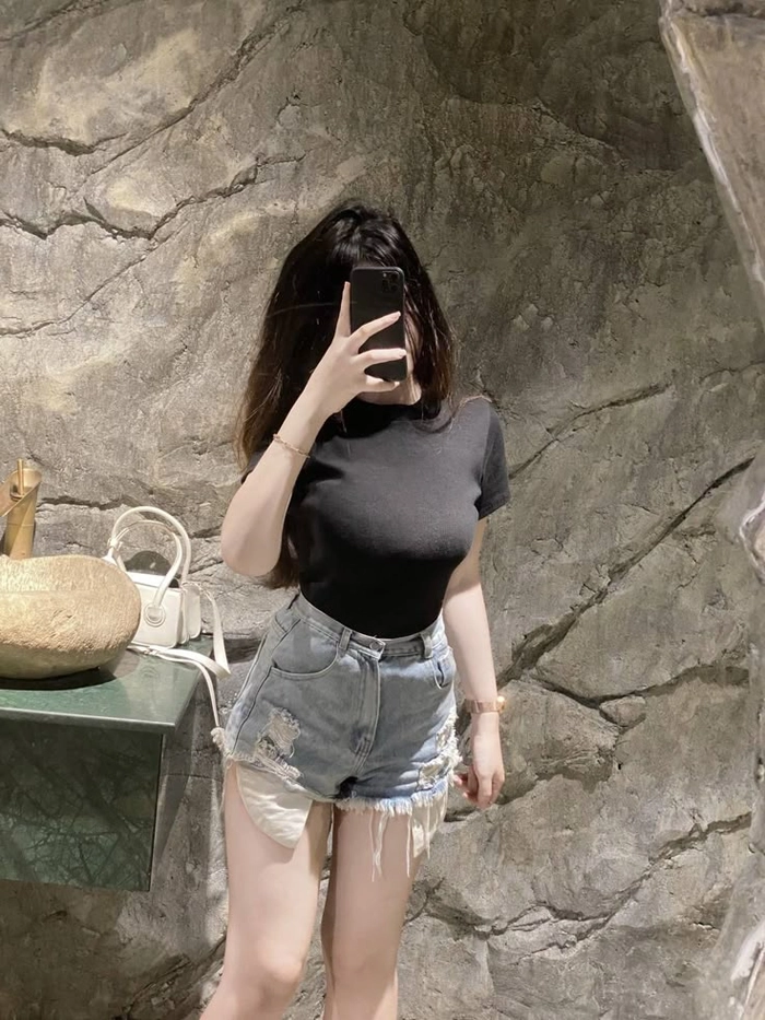 Gái xinh quần ngắn nhảy TikTok nổi bật