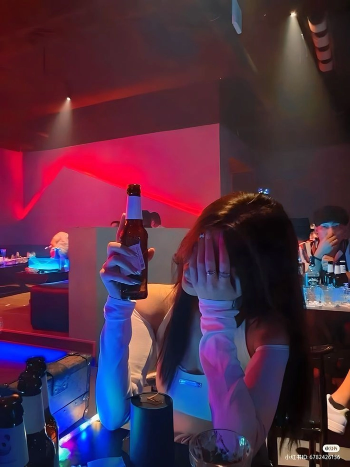 Gái xinh say rượu mang nét đẹp tinh tế