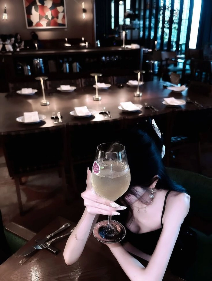 Gái xinh say rượu nét đẹp tự nhiên