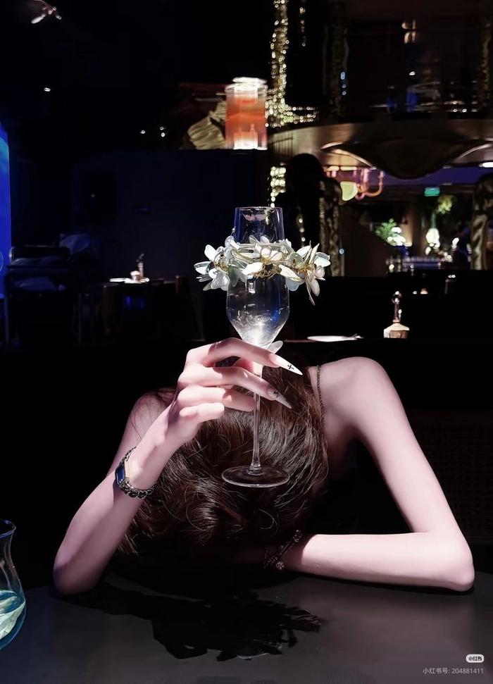 Gái xinh say rượu phong cách đời thường