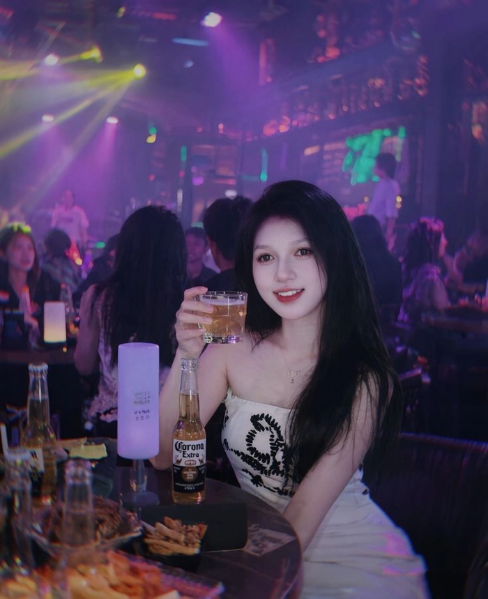 Gái xinh say rượu phong cách hiện đại