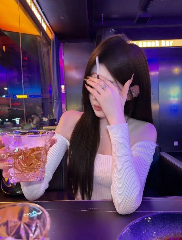 Gái xinh say rượu phong cách tinh tế