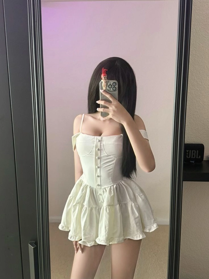 Gái xinh selfie nhẹ nhàng, không cầu kỳ