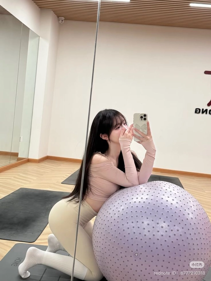 Gái xinh tập yoga phong cách tối giản