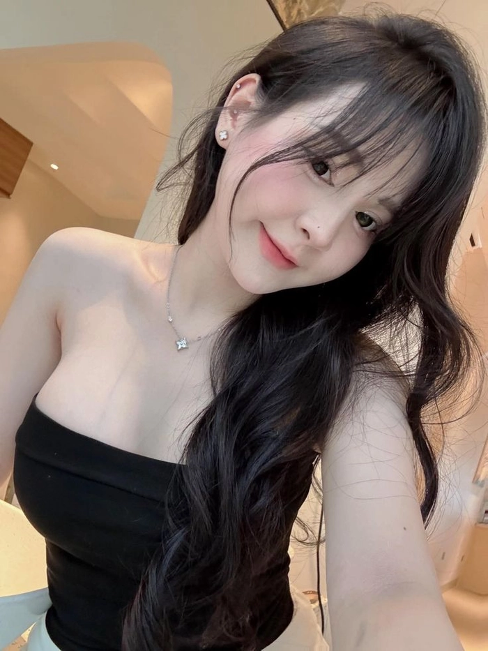 Gái xinh tóc dài bikini quyến rũ