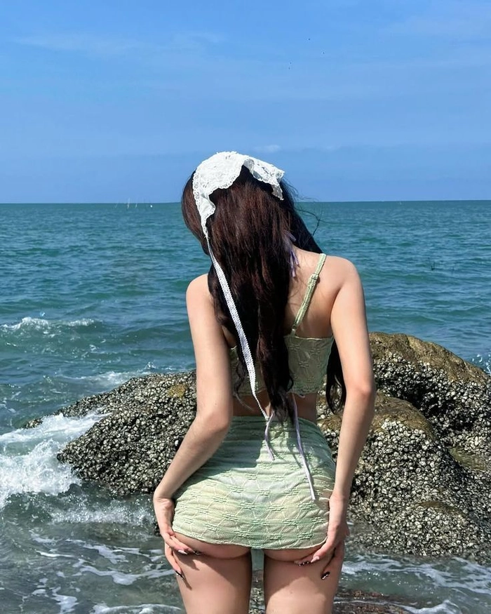 Gái xinh tóc dài đeo kính che mặt