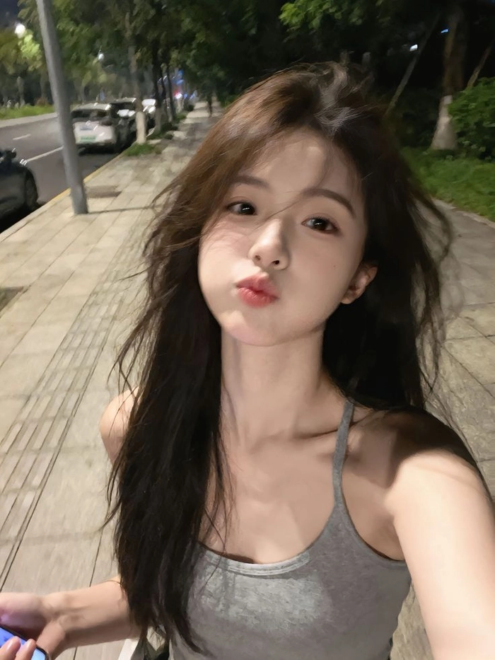 Gái xinh tóc dài đeo kính phong cách Hàn