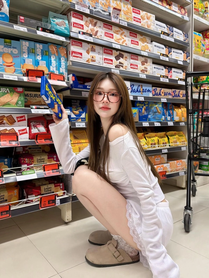 Gái xinh tóc dài đeo kính phong thái dịu dàng