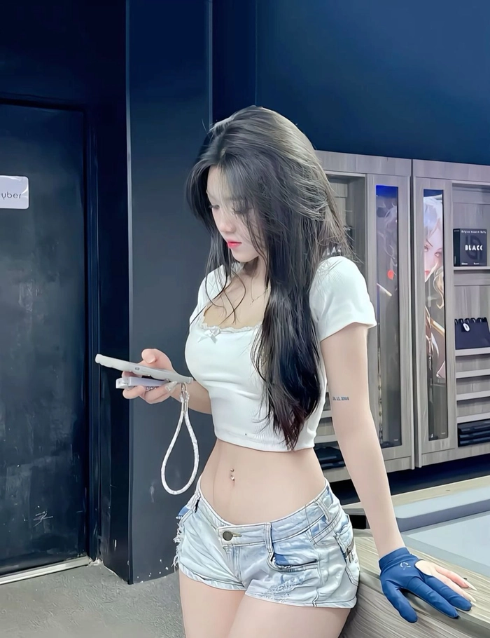 Gái xinh tóc dài phong cách hiện đại