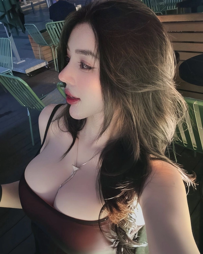 Gái xinh tóc dài phong cách sexy tinh tế