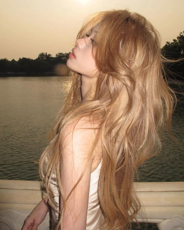 Gái xinh tóc dài thần thái cuốn