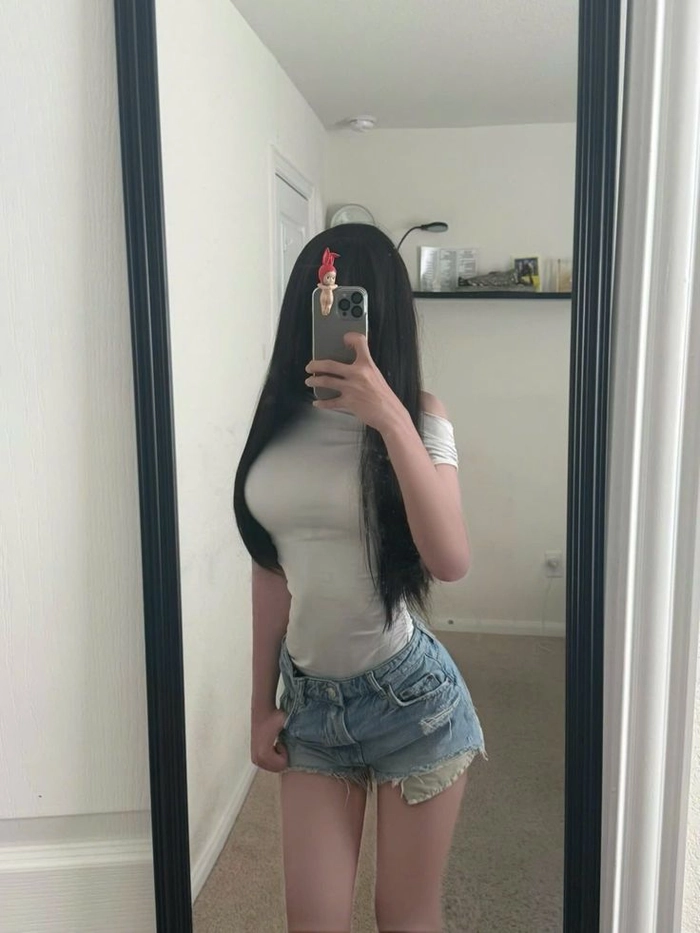 Gái xinh tự sướng với phong cách giản dị