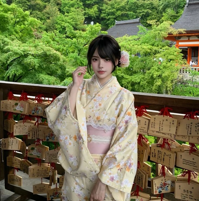 Girl mặc kimono sexy nhẹ nhàng