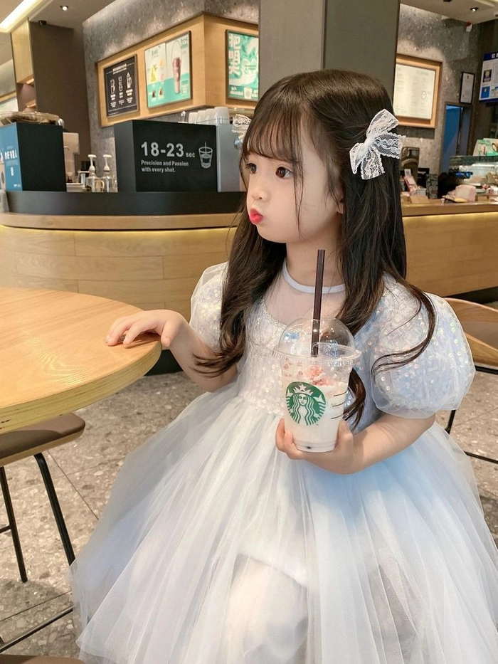 Hình ảnh bé gái dễ thương tự nhiên