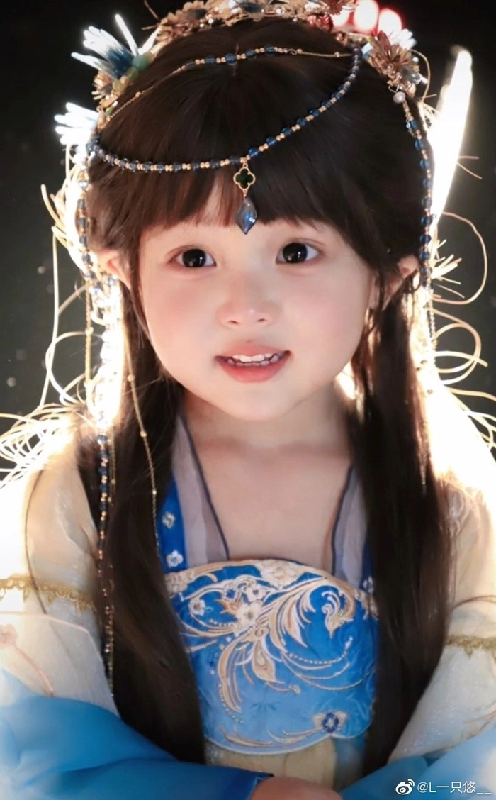 Hình ảnh bé gái xinh đáng yêu ngây thơ