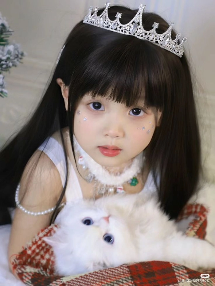 Hình ảnh bé gái xinh đáng yêu nhẹ nhàng