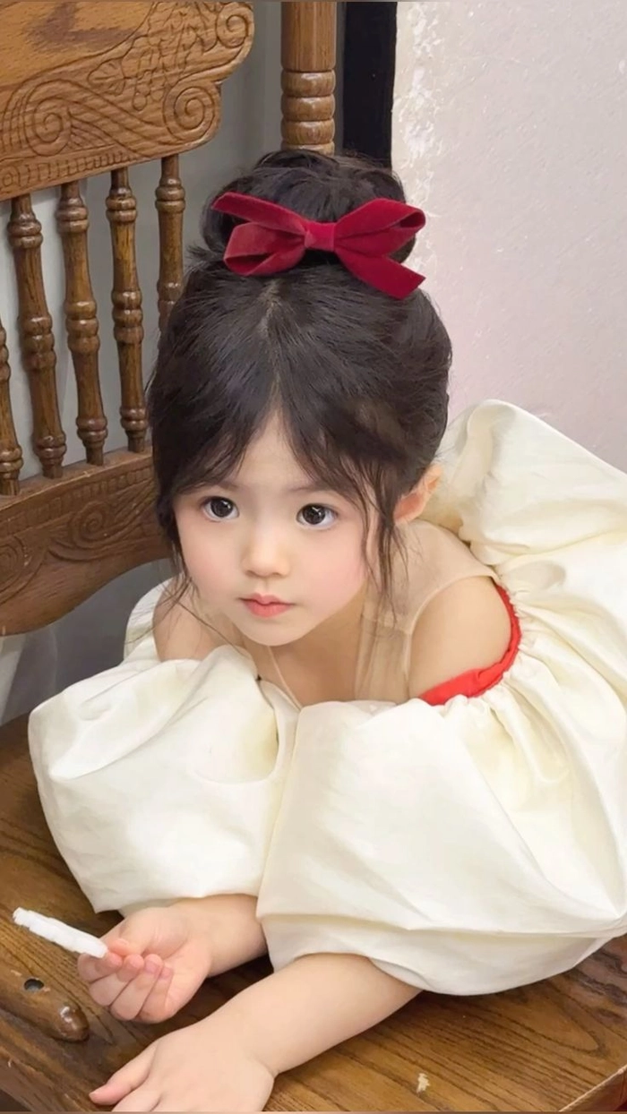 Hình ảnh bé gái xinh dễ mến