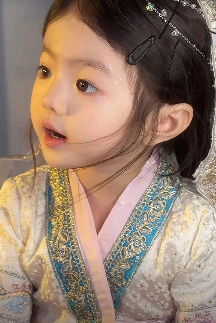 Hình ảnh bé gái xinh ngọt ngào