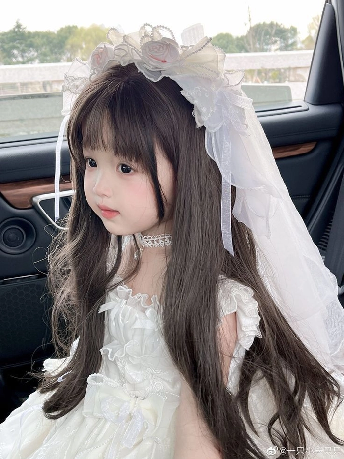 Hình ảnh bé gái xinh như thiên thần