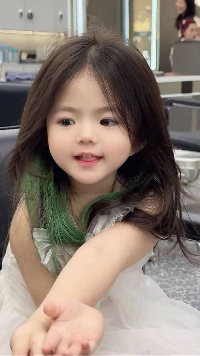 Hình ảnh bé gái xinh xắn đáng yêu