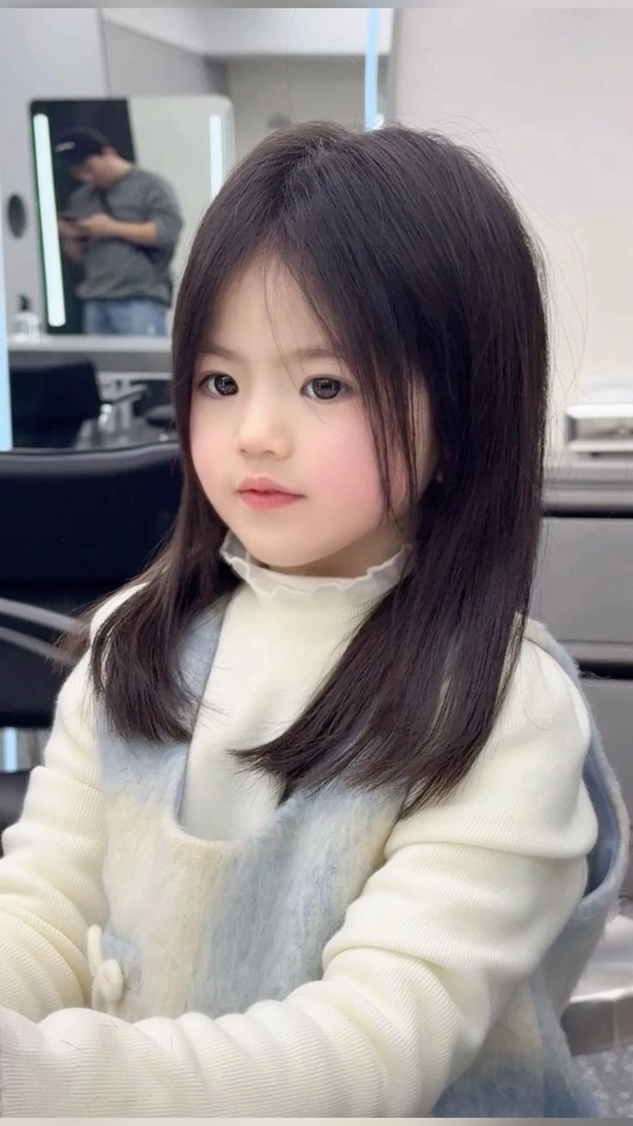 Hình ảnh bé gái xinh xắn