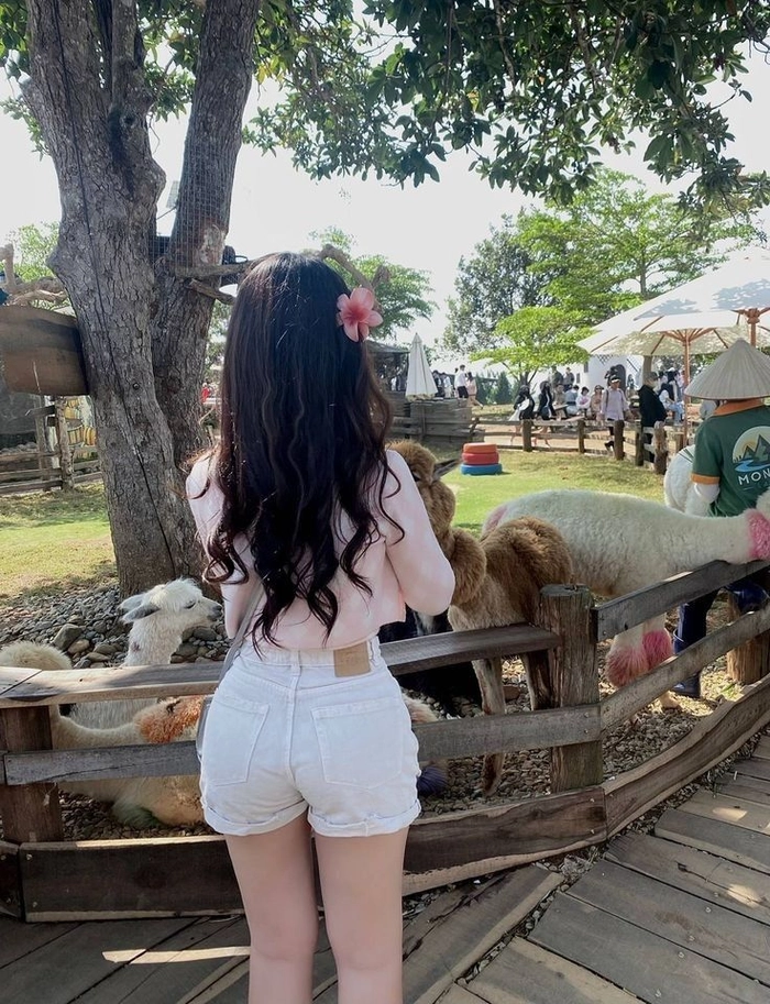 Hình ảnh chụp sau lưng nữ cuốn ánh nhìn